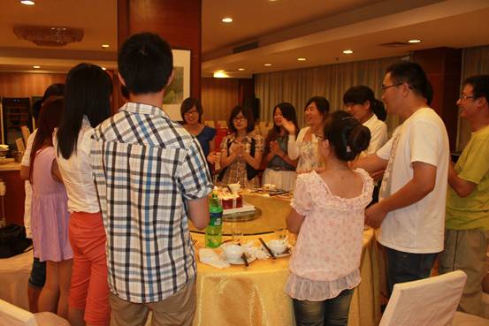 伙伴們一起歡笑