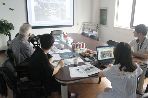 惠合同事與澳大利亞不銹鋼儲(chǔ)罐客戶(hù)洽談現(xiàn)場(chǎng)