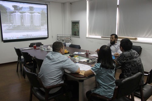 也門番茄醬生產(chǎn)線客戶與惠合工程師洽談現(xiàn)場2